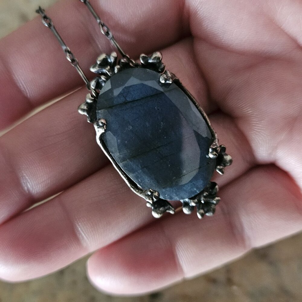 Bloodmilk The Pythia. Small Labradorite Necklace - Picture 4 of 8